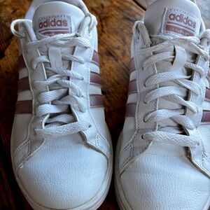 Adidas Cloud Foam Advantage Woman’s Sneaker White With Rose Gold Stripes size 7